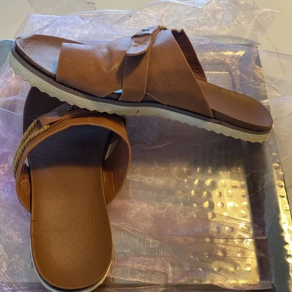 Ladies Sandals - Picture 3 of 8